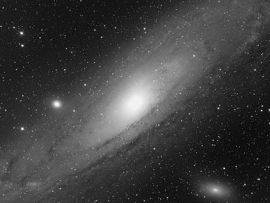 Galaktyka Andromedy jest najodleglejszym obiektem dostrzegalnym gołym okiem. W lornetce pod ciemnym niebem można zauważyć jej jasne jądro, owalny kształt i ciemniejsze pasma pyłu. Jest ona skupiskiem ok 200 miliardów 