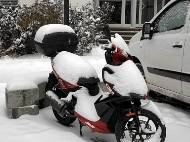 Na motorowerze w zimowej aurze