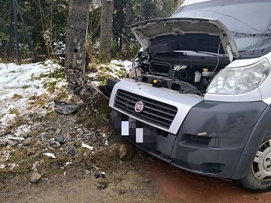 Uderzył w słup energetyczny