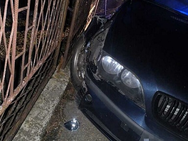 Zatrzymał się na ogrodzeniu