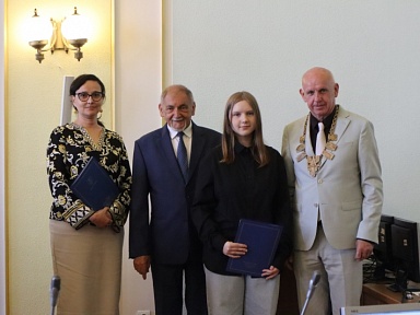 Nagrody za wybitne osiągnięcia podczas sesji Rady Powiatu